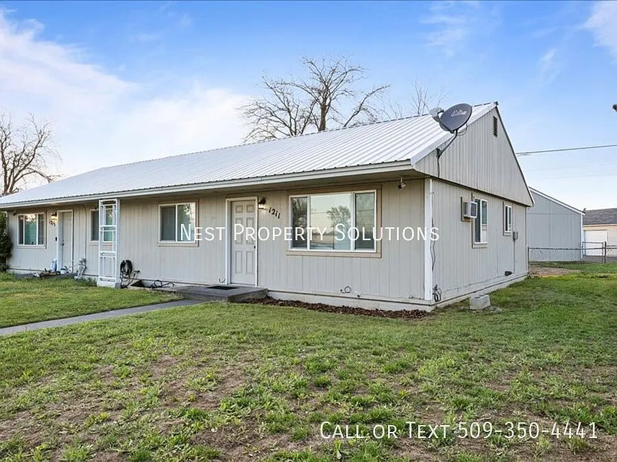 Spacious 2 Bedroom, 1 Bath Duplex! — Photo 1