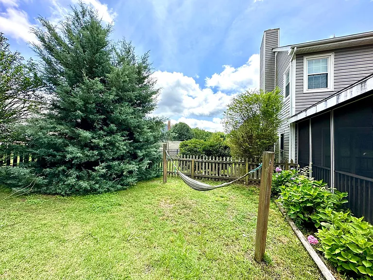 8425 Hirsch Dr — Photo 32