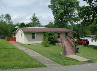 116 Pine Pl, Mount Hope, WV 25880