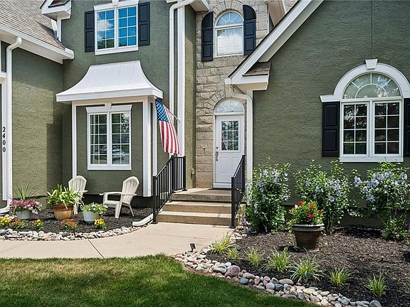 3rd image of 2400 SW Winteroak Ct