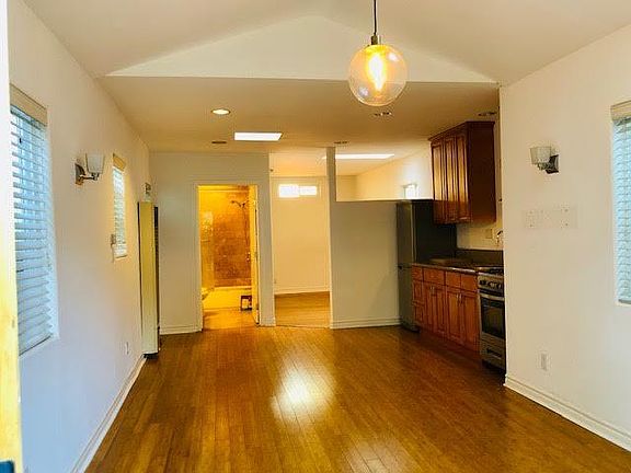 4th image of 1111 Cabrillo Ave