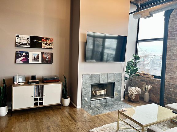 3rd image of 2210 W Wabansia Ave APT 402
