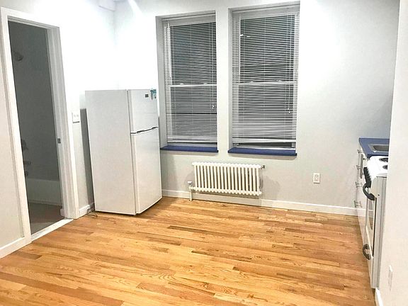 3rd image of 215 E Broadway