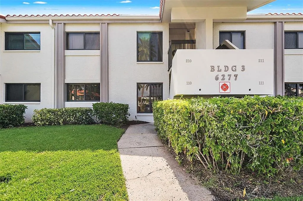 2 bed, 2.0 bath, 915 sqft, $2,800 — Photo 2