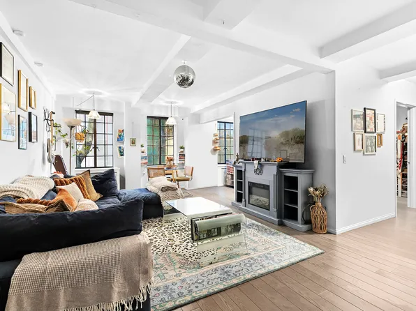 325 East 41st Street image 2 of 8