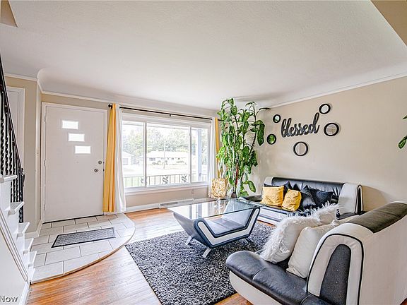 5th image of 637 Meadowlane Dr E