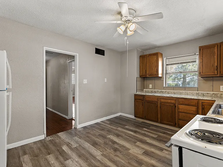 323 Ames Pl — Photo 17