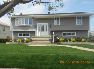 28 Beach Rd, Massapequa, NY 11758
