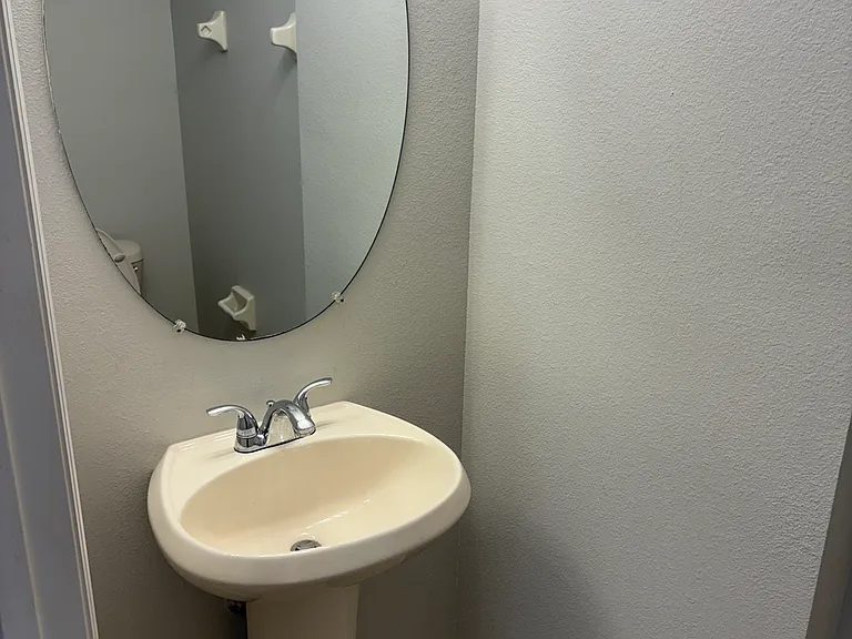 1210 Retreat View Cir — Photo 2