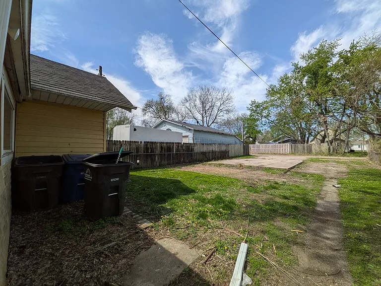 2120 Capitol Ave — Photo 27