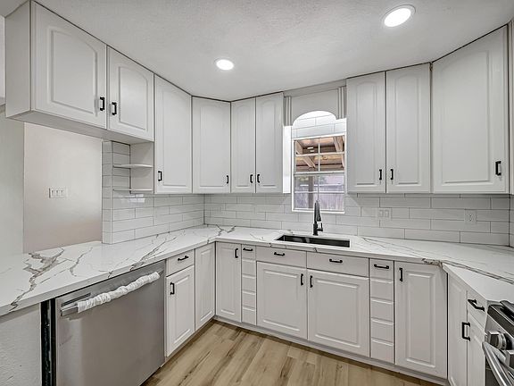 3rd image of 6638 Thornwall St