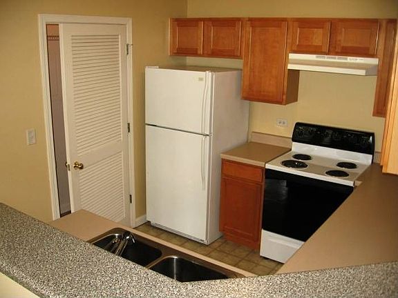 Large Kitchen & Laundry