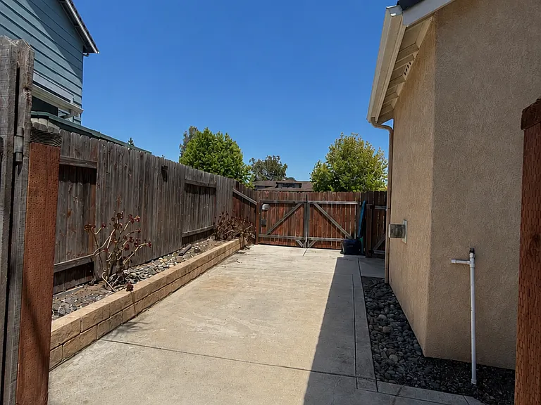 1410 Raspberry Ave — Photo 18