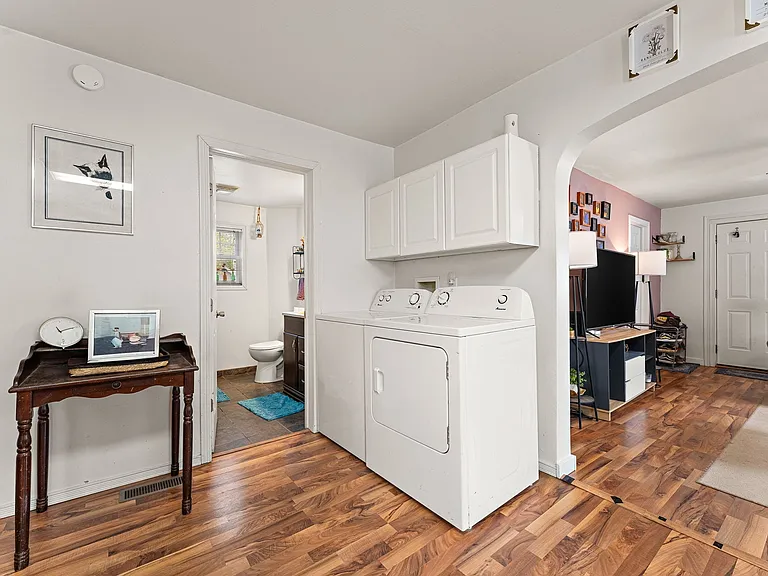 108 Sutherland St — Photo 11