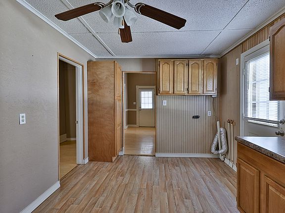 5th image of 326 Evergreen St
