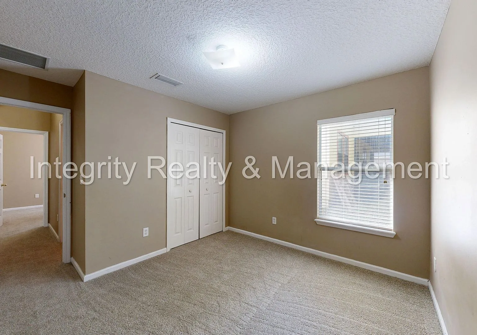 Charming, move-in ready property — Photo 3
