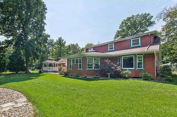 3rd image of 2608 Oakcrest Dr
