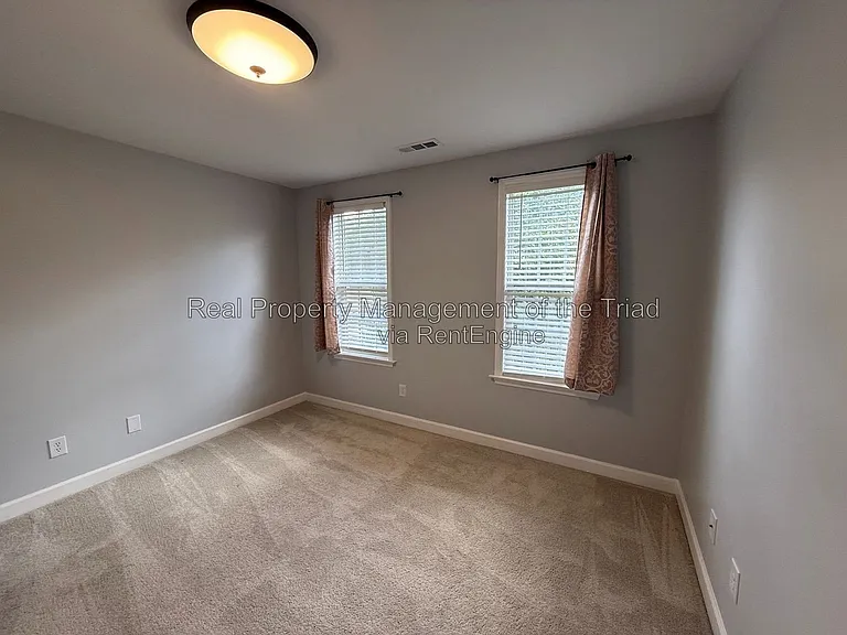 2740 Bridgeport Dr — Photo 10