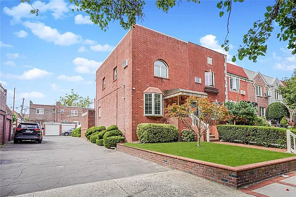 Sold by Remax Real Estate Professionals | media 3
