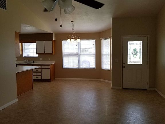 3rd image of 411 SE Rosewood Cir