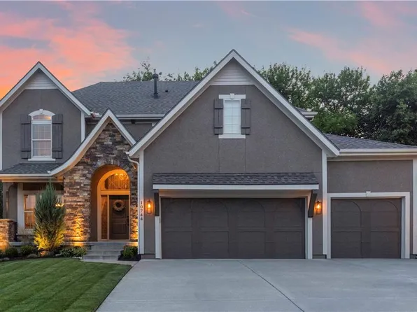 10744 S Palisade St, Olathe, KS 66061