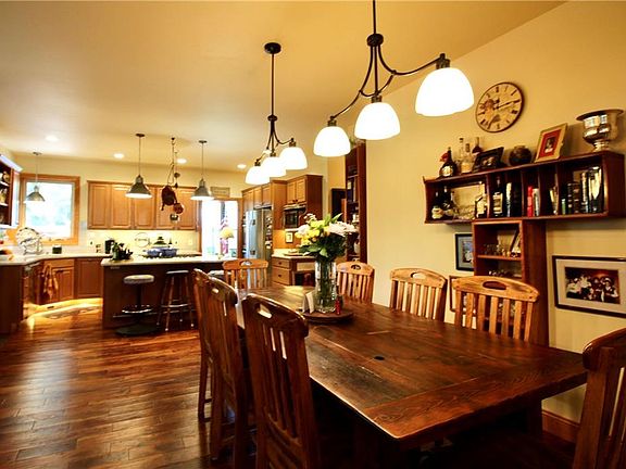 3rd image of 10 Stanford Ct