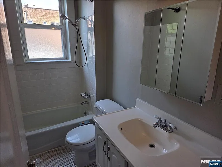 22 Seymour St #6 — Photo 8