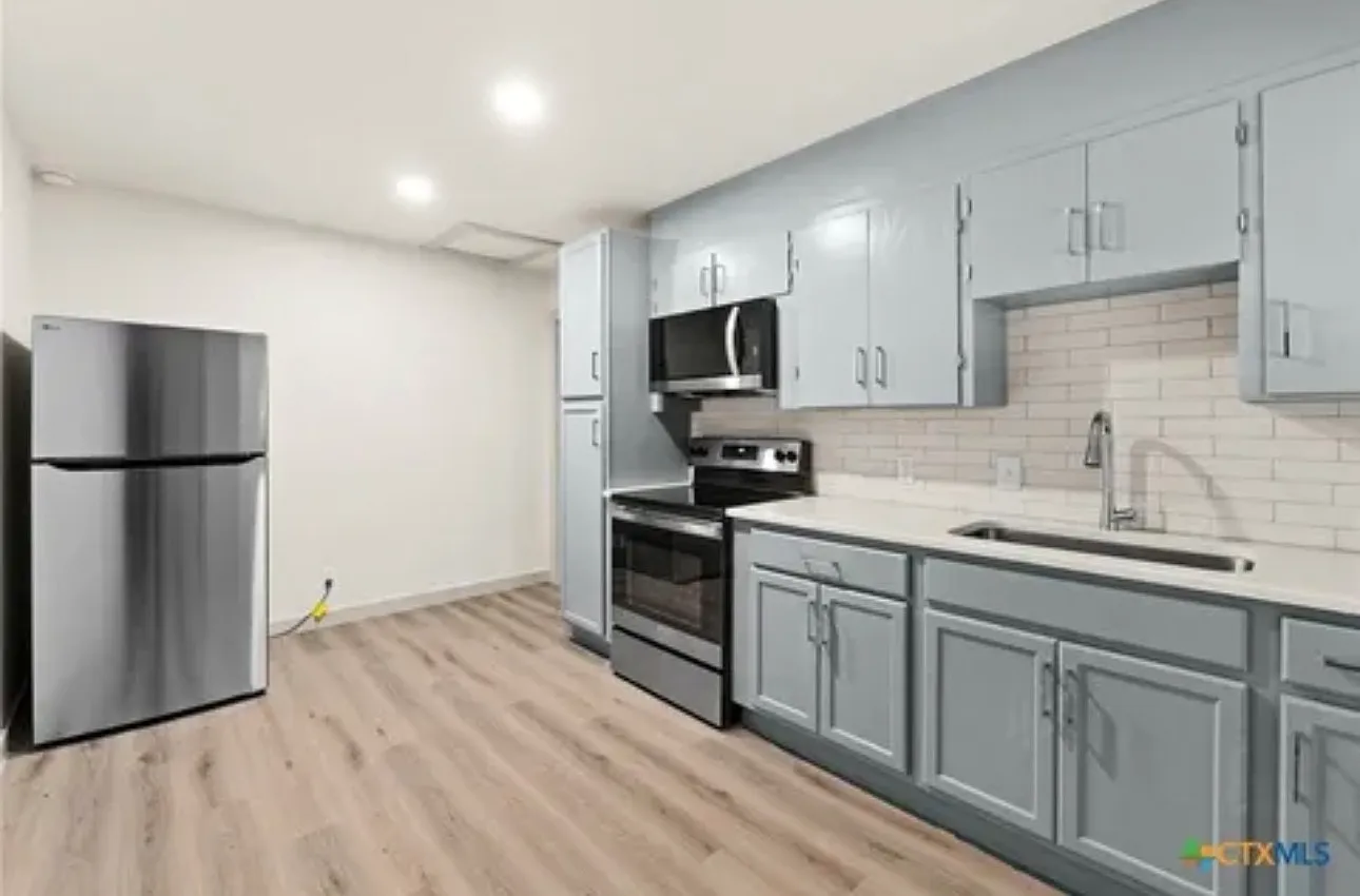 2109 W Avenue B — Photo 1