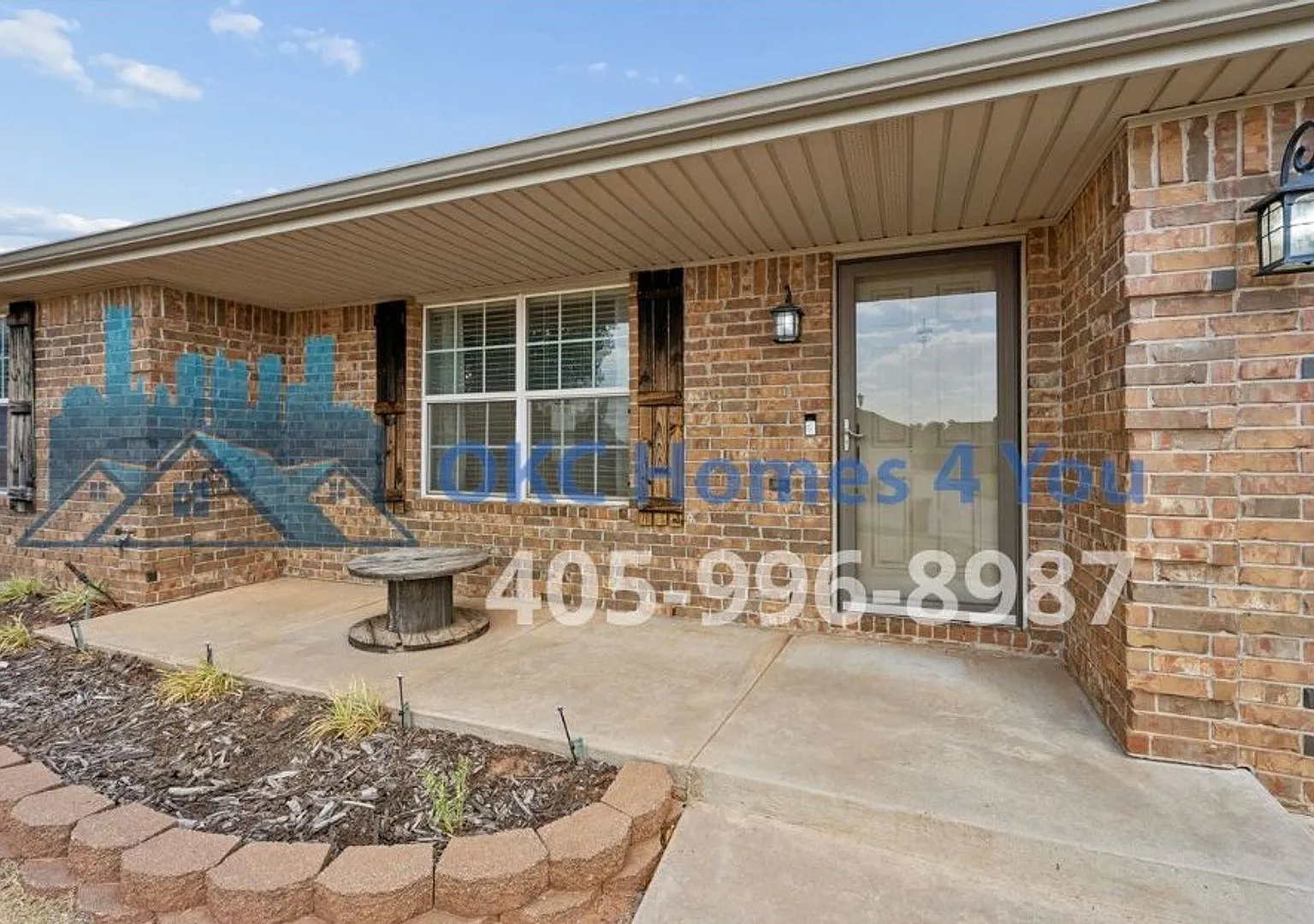 Beautiful 3 bed home on a cul-de-sac in Yukon. — Photo 3