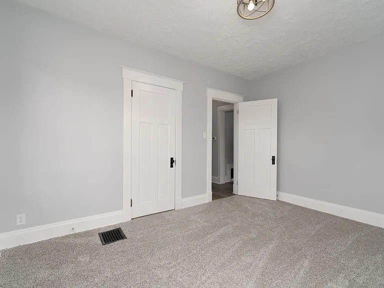 329 W 21st St — Photo 11