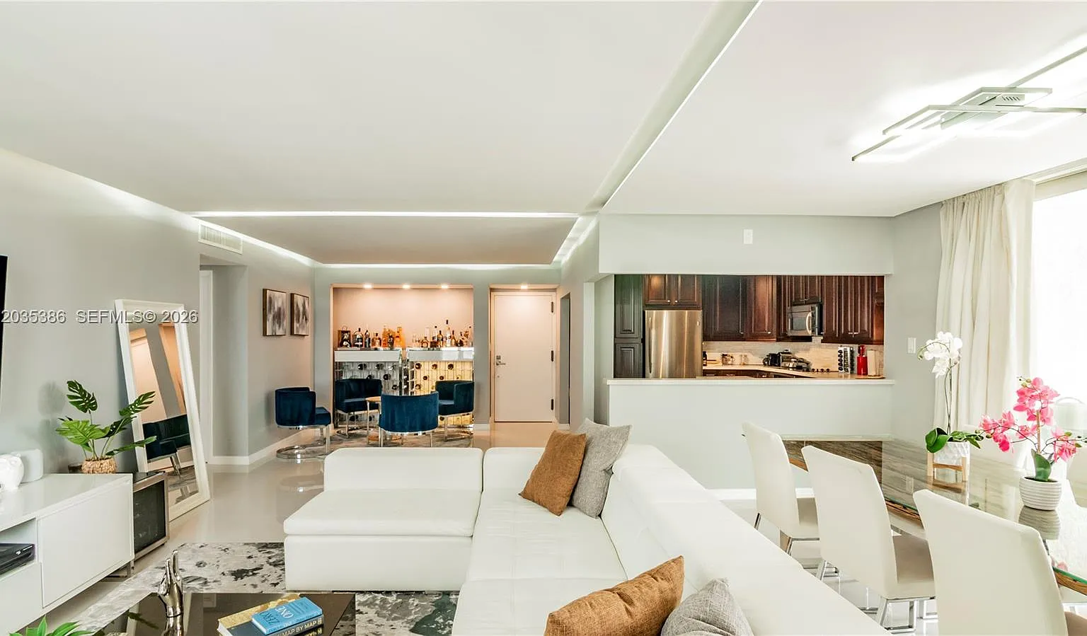 Royal Embassy Condo — Photo 4