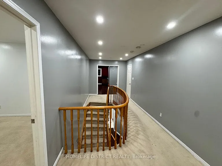 1100 Ashgrove Cres — Photo 26