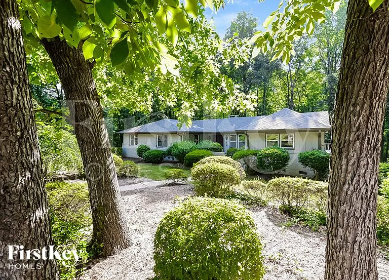 4609 Oakcliffe Rd — Photo 1