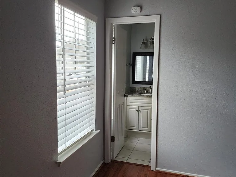 11710 Southlake Dr #6 — Photo 8