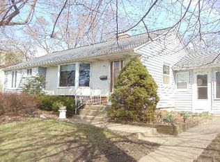 823 Dundee Ave, Barrington, IL 60010