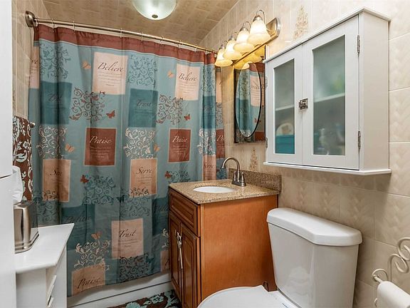 5th image of 21 Barnyard Ln