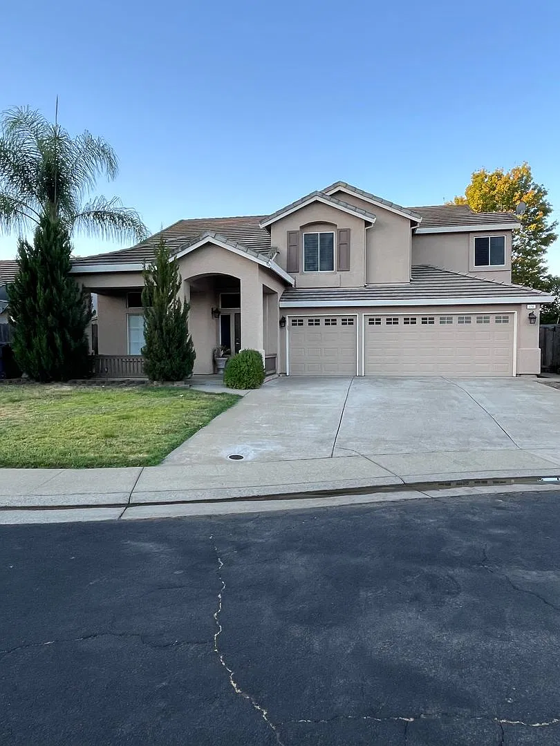 4 Bedroom Tropical Oasis In W. Roseville With Pool!! — Photo 1
