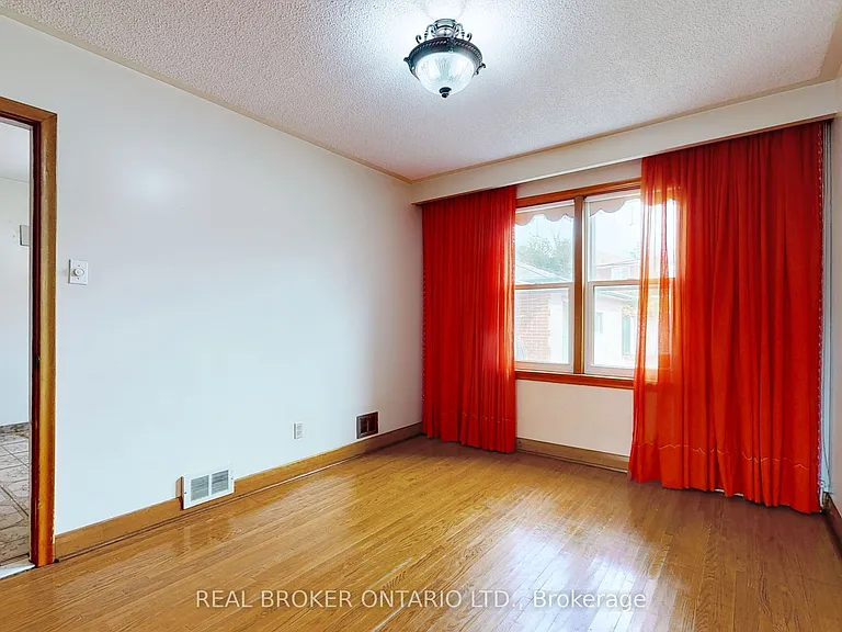 3241 Dufferin St — Photo 11