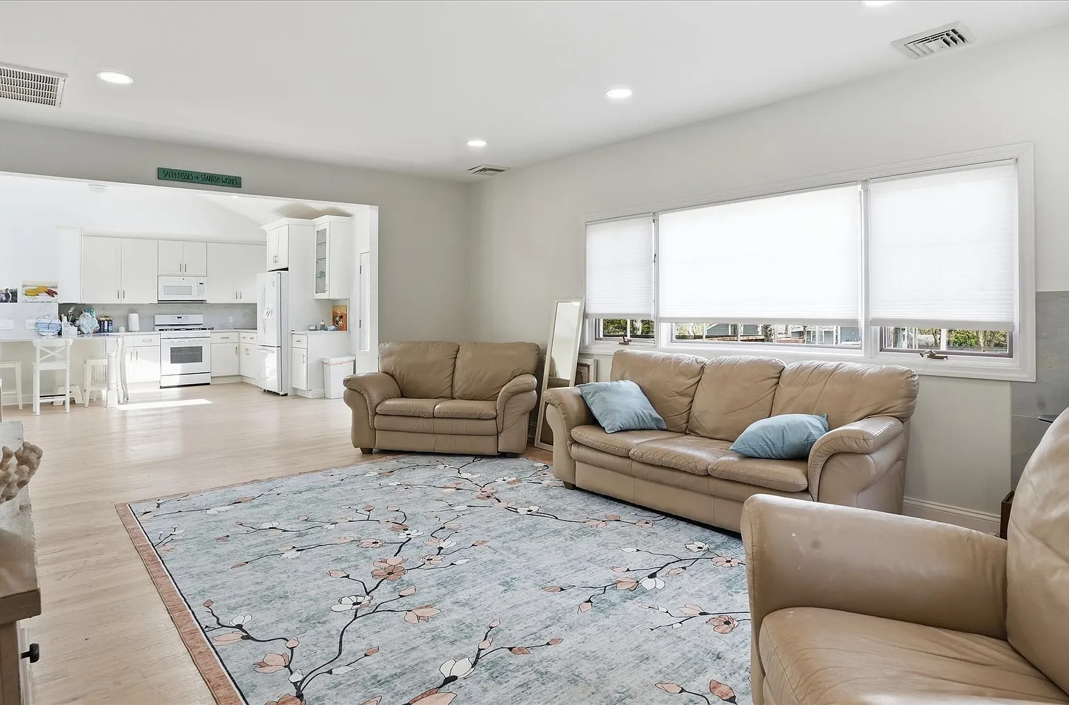 Charming summer retreat nestled in the heart of Hampton Bays. — Photo 3