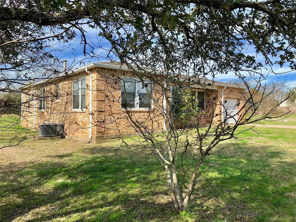 3 bed, 2.0 bath, 1824 sqft, $1,850 — Photo 2