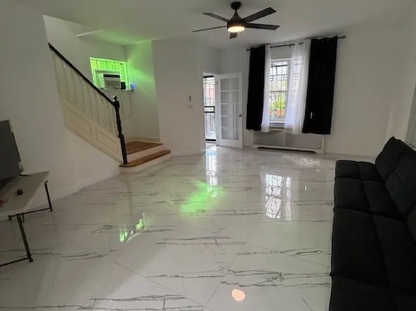 455 East 43rd Street image 4 of 21