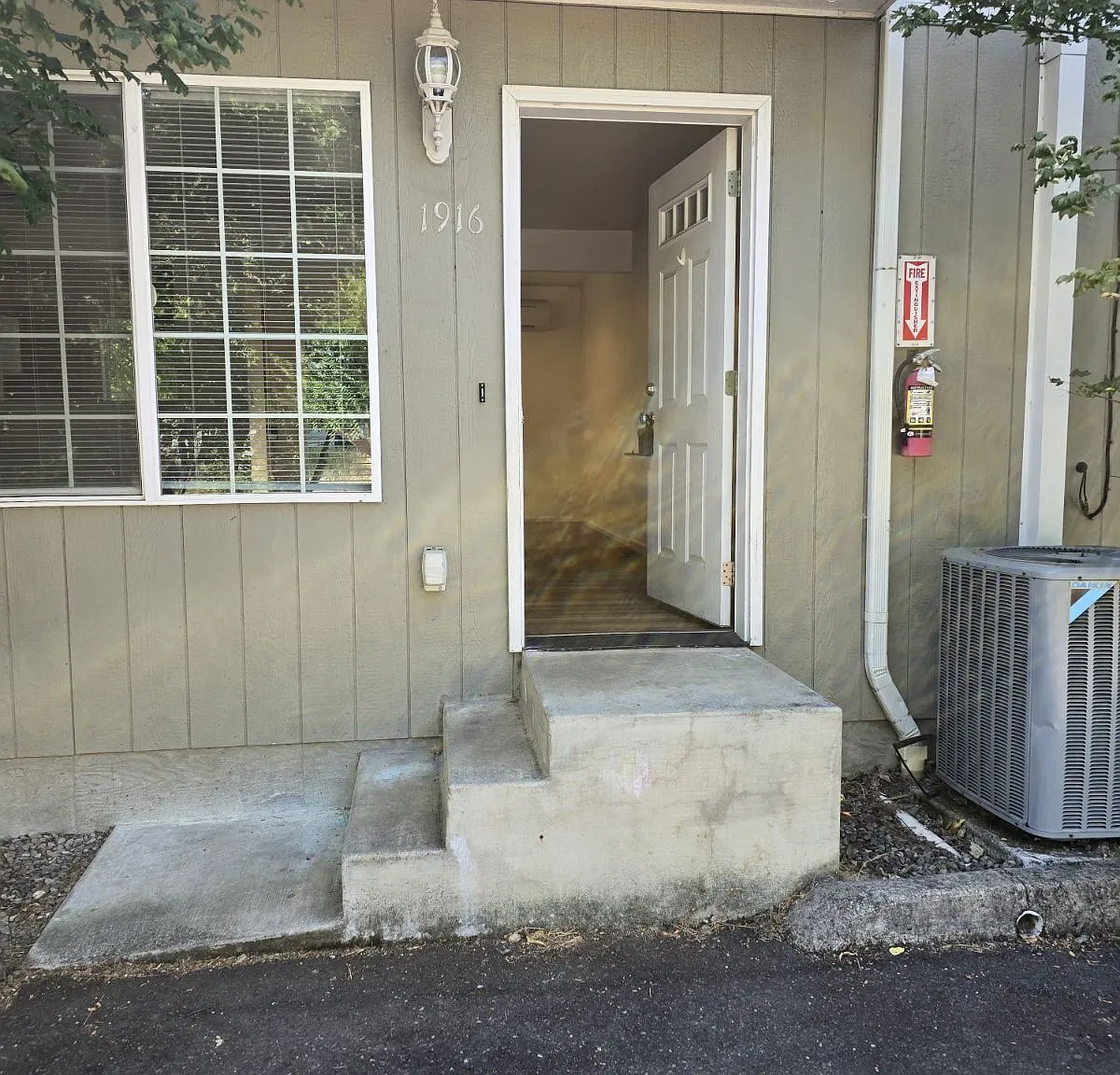 3 bed, 1.5 bath, 1042 sqft, $1,300 — Photo 2