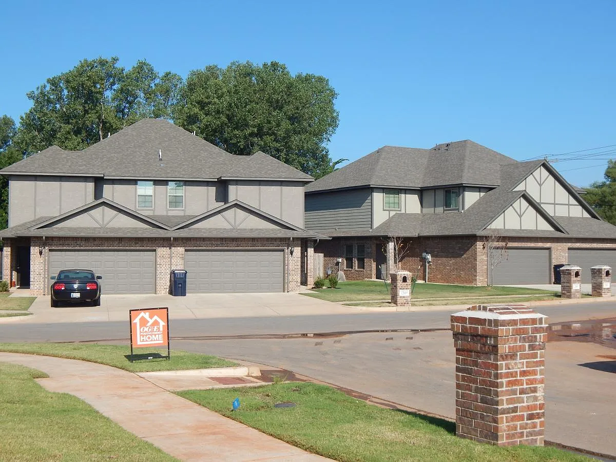 3 bed, 2.5 bath, 1900 sqft, $1,845 — Photo 2