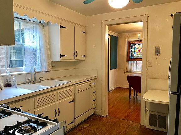 5th image of 410 Dewey Ave