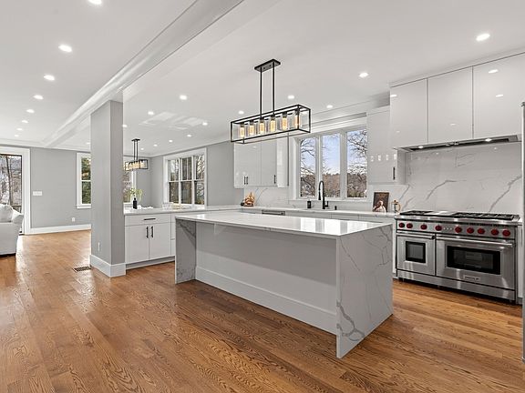 4th image of 462 Waltham St