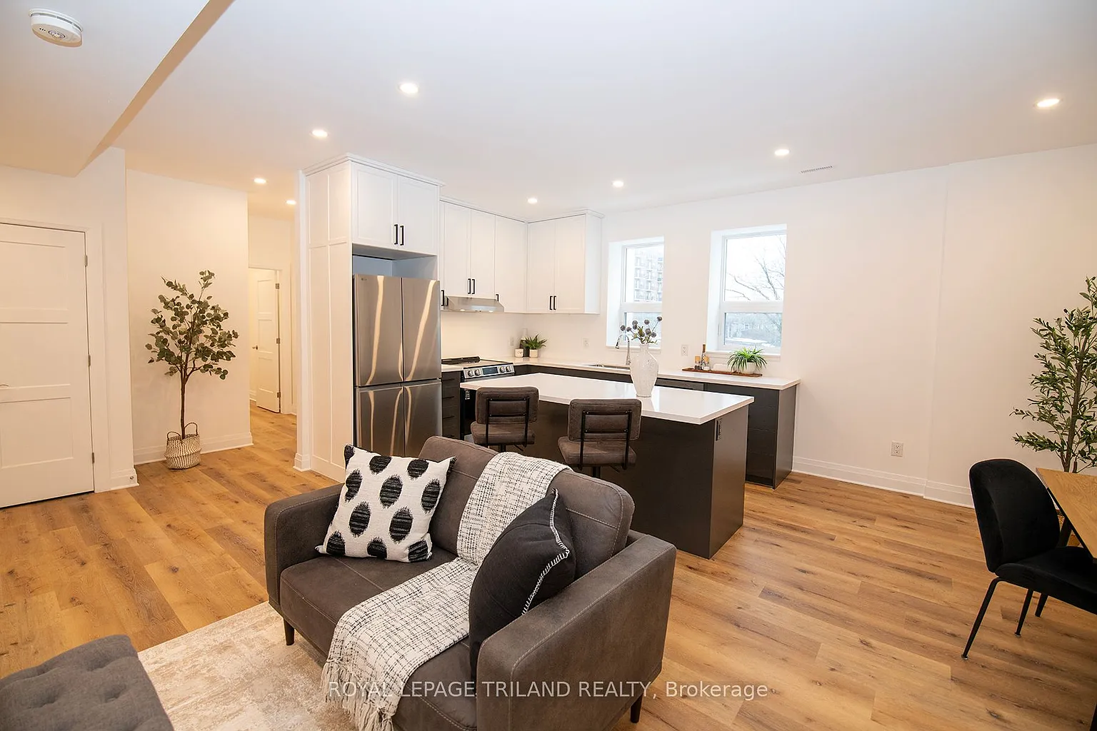 425 Dundas St #201 photo 1