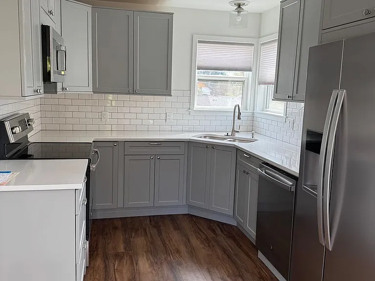 1421 NE Dallas St — Photo 1