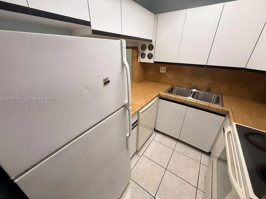 St Andrews Court Condo — Photo 4