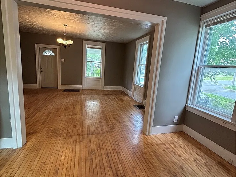 301 N Clinton St — Photo 3