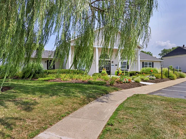 Castleton Manor Apartments — Photo 38